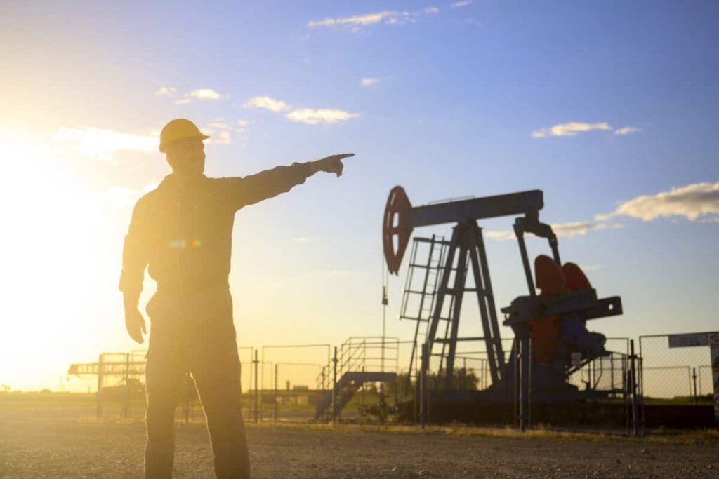 1 Underrated Canadian Energy Stock That Could Have a Big 2026 Oil industry worker works in oilfield